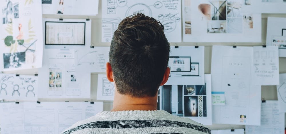 hombre analizando formaciones, cursos y demás contenido