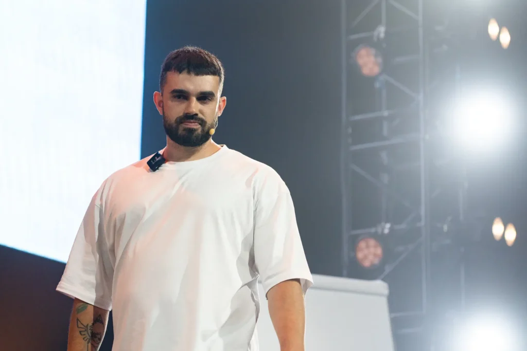 Fabio Serna durante una ponencia explicando el enfoque del programa Partner 360
