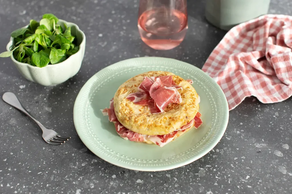Tortilla saludable de coliflor rellena preparada según el método de Cocinando el Cambio