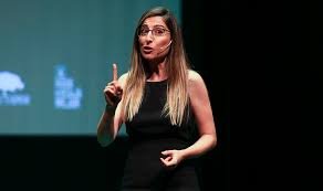 Mónica Galán Bravo explicando el Método BRAVO en una conferencia