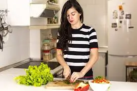 Lucía Gómez preparando recetas saludables en su cocina para Método SANO de Cocinando el Cambio