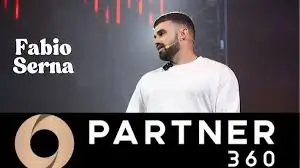 Fabio Serna, creador de Partner 360, explicando el enfoque del programa
