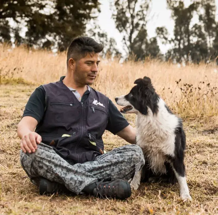 Lenin Ospina trabajando la conexión y educación canina en entorno natural
