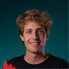 Juan mentor de Revolutia especializado en implementación de automatizaciones y sistemas de negocio con inteligencia artificial