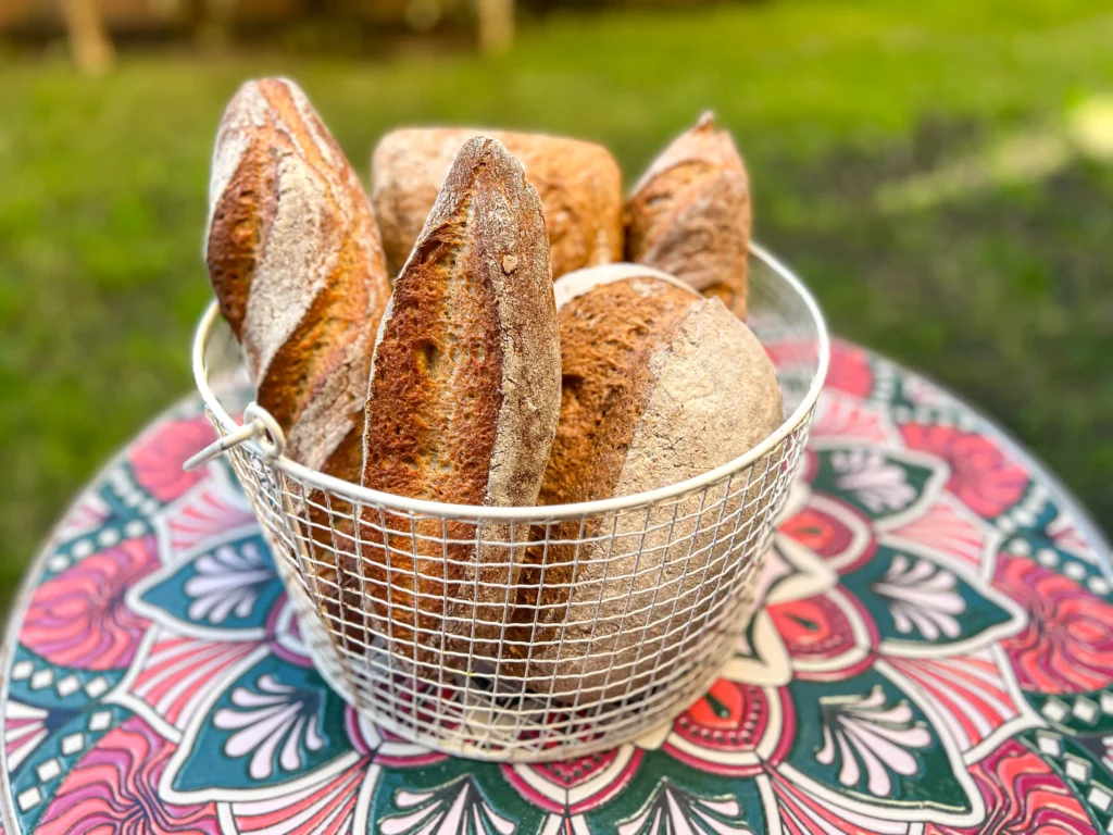 Baguettes y hogazas sin gluten recién horneadas con aspecto rústico, ideales para una alimentación saludable y antiinflamatoria.