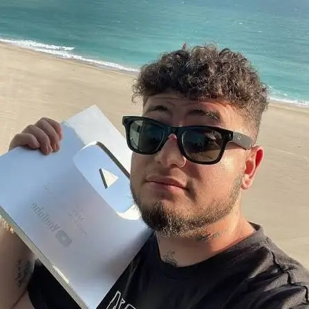 Marc Basi analizando estadísticas de crecimiento en YouTube